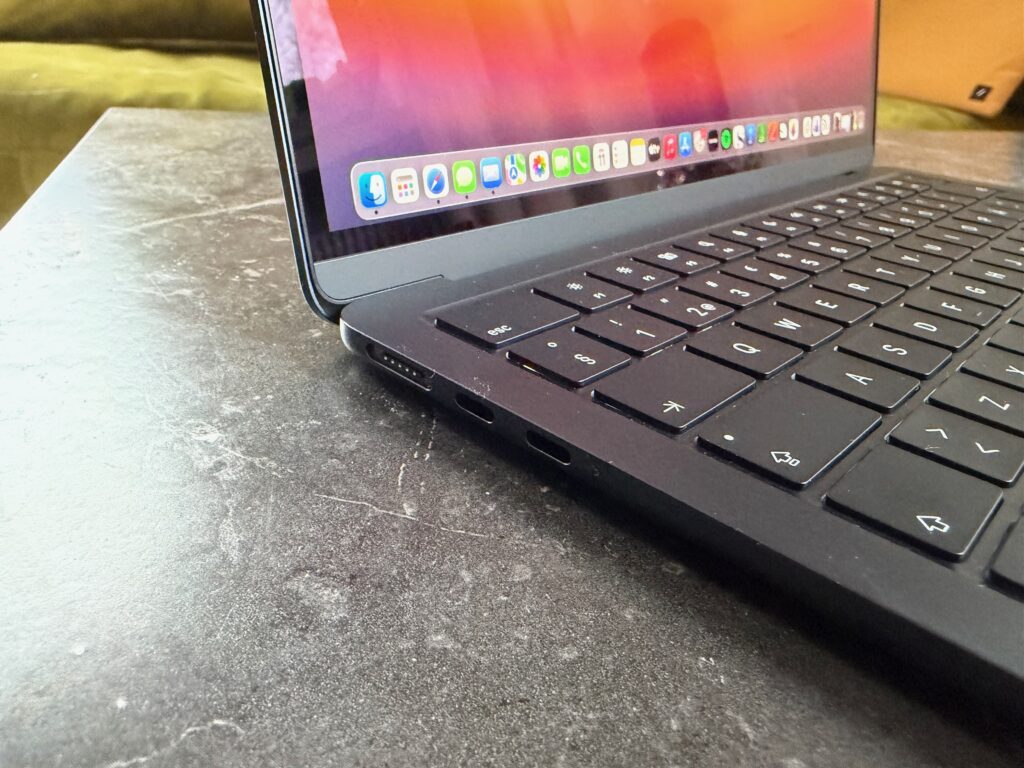 Två usb-c-portar. En smula snålt, men vad fasen, det finns ju hubbar.