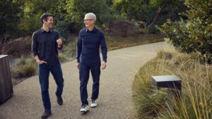 John Ternus och Tim Cook